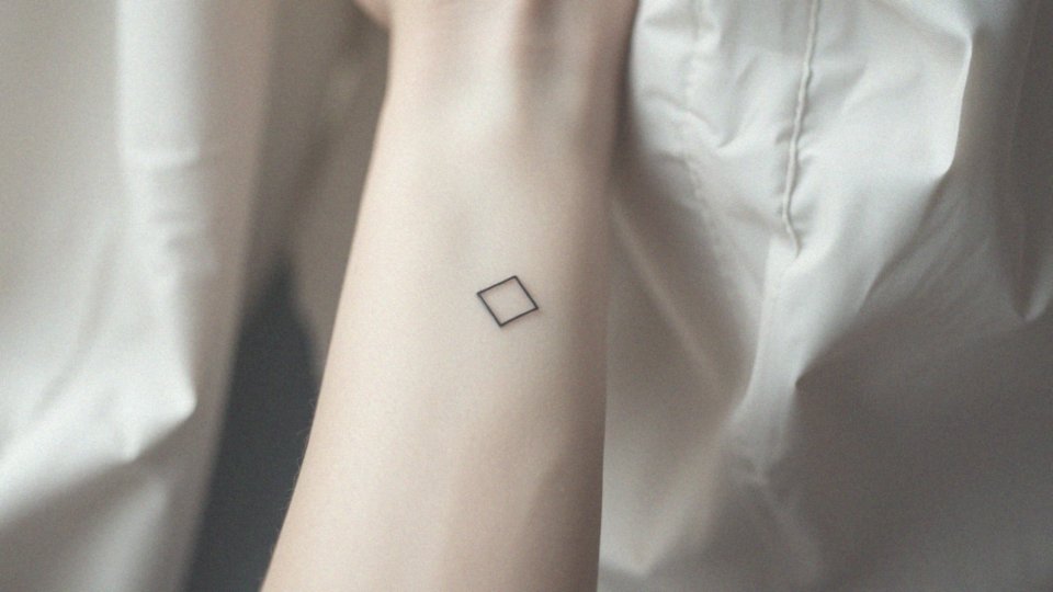 Jakie są małe tatuaże diamentowe i ich popularność?